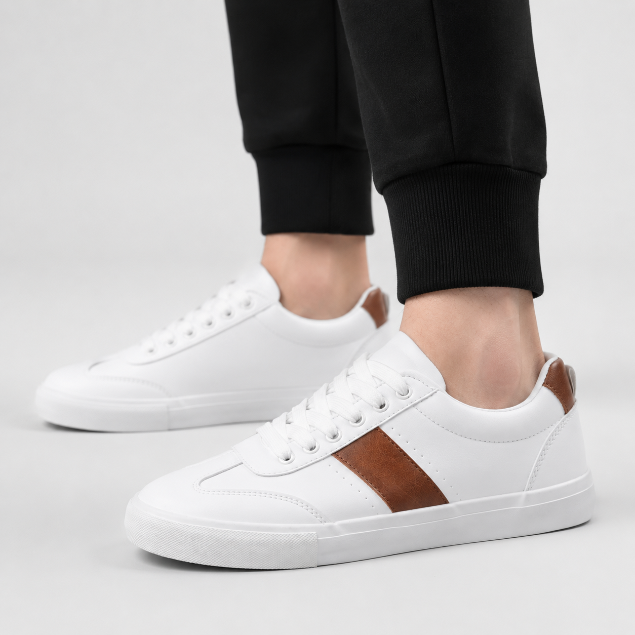 Robert's Low-Top Lace-Up Sneakers with Contrast Side Stripe