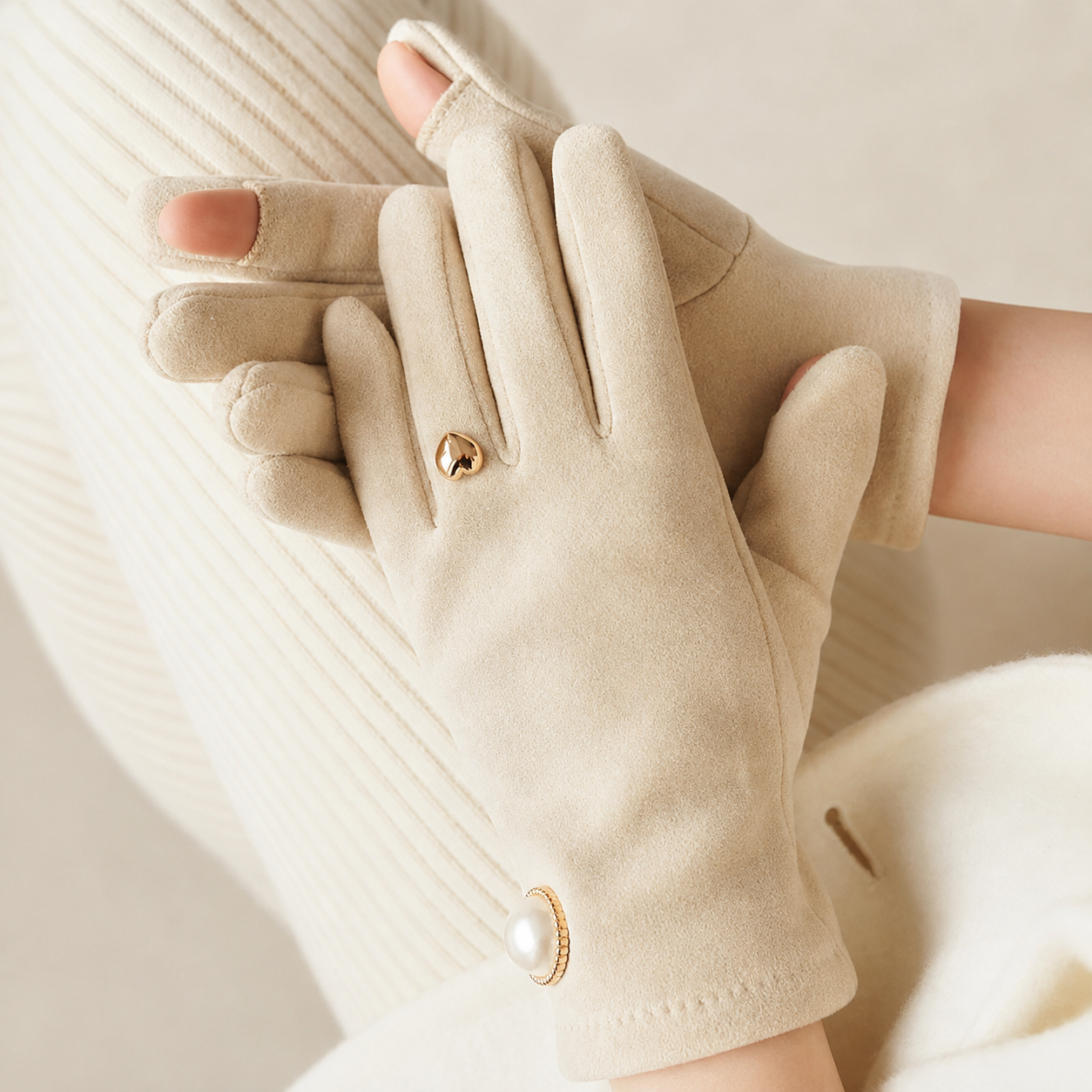 Elodie Touchscreen Fleece Gloves With Pearl Button